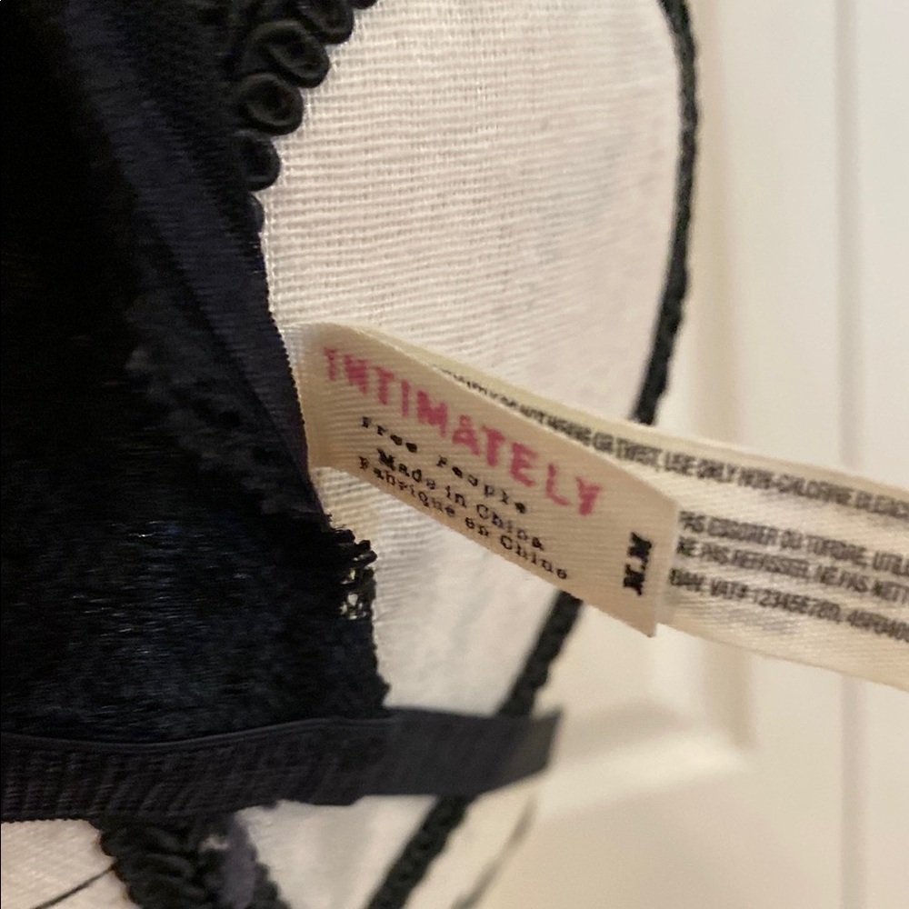 Free People NWOT Elegant Black Lace T-Back Halter Bra Size Medium - Picture 9 of 9